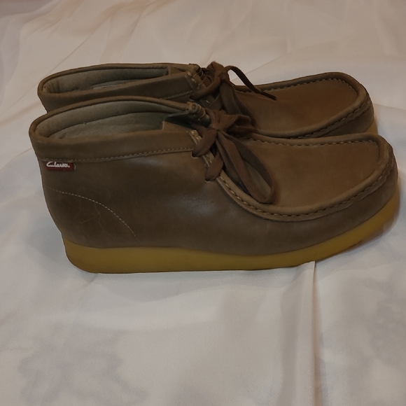 Clarks Men's Tan Leather Chukka Boots - Picture 1 of 8
